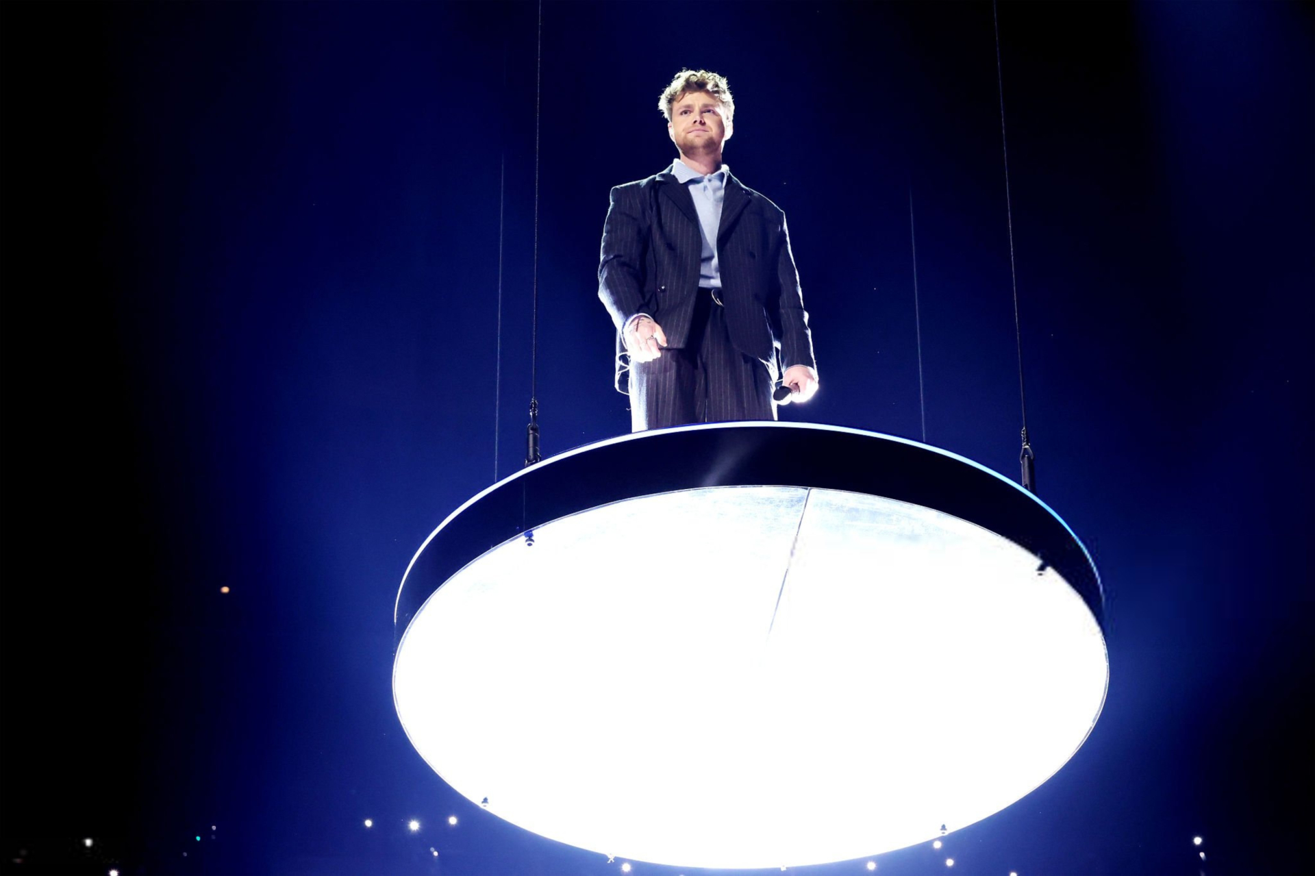 Nam ca sĩ v&ocirc; gia cư đổi đời bằng bản hit kỉ lục đứng đầu 10 tuần li&ecirc;n tiếp, s&acirc;n khấu debut Grammy khiến cả thế giới ngợi ca- Ảnh 6.