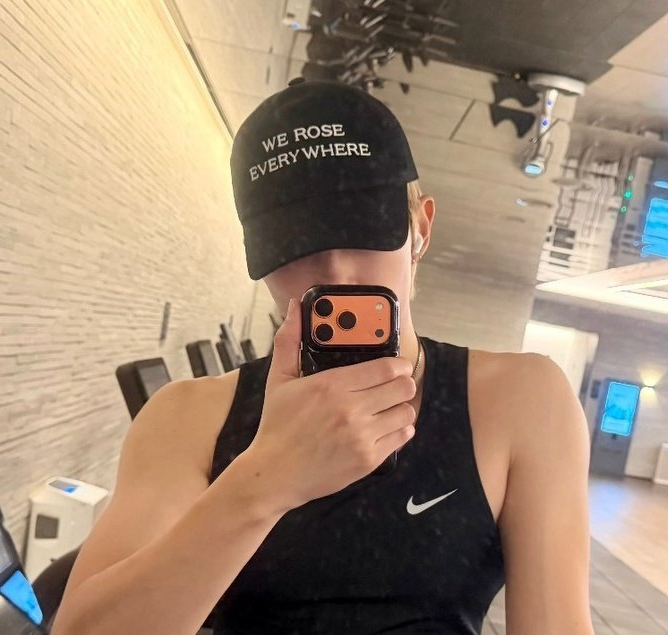 Ros&eacute; bị trưởng nh&oacute;m BTS c&ocirc;ng khai 