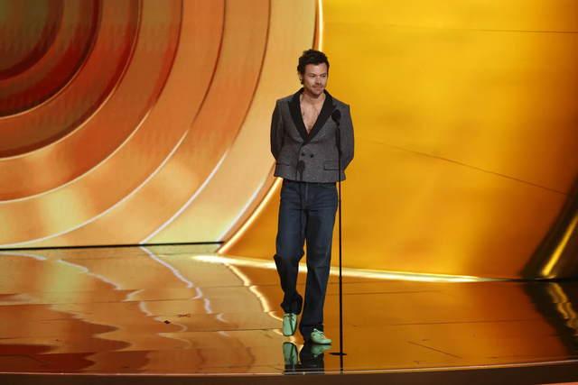 Nam ca sĩ chuyên mặc váy gây tranh cãi, đến khi mặc quần lại khiến dân tình nhớ nhung- Ảnh 1. Nam ca sĩ chuyên mặc váy gây tranh cãi, đến khi mặc quần lại khiến dân tình nhớ nhung- Ảnh 1.