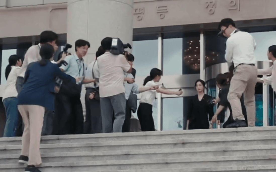 Kh&oacute; tin phim H&agrave;n vừa chiếu đ&atilde; lập kỷ lục rating cao nhất lịch sử: 3 nữ ch&iacute;nh diễn kh&eacute;t lẹt, nhả tập 2 gi&ugrave;m đi