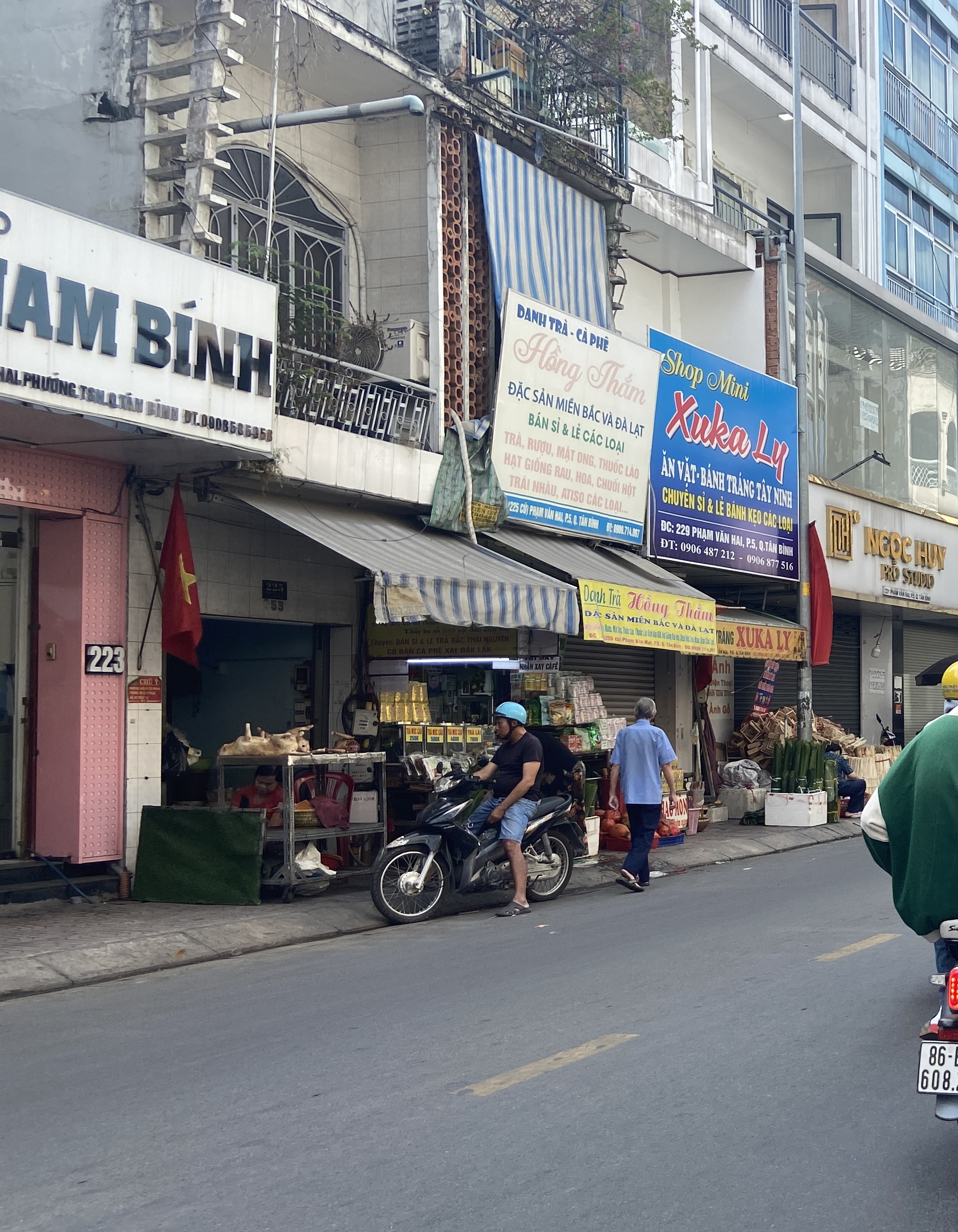 Cảnh tượng lạ tr&ecirc;n những "phố thịt ch&oacute;" một thời ở TP.HCM ng&agrave;y cuối năm- Ảnh 1.