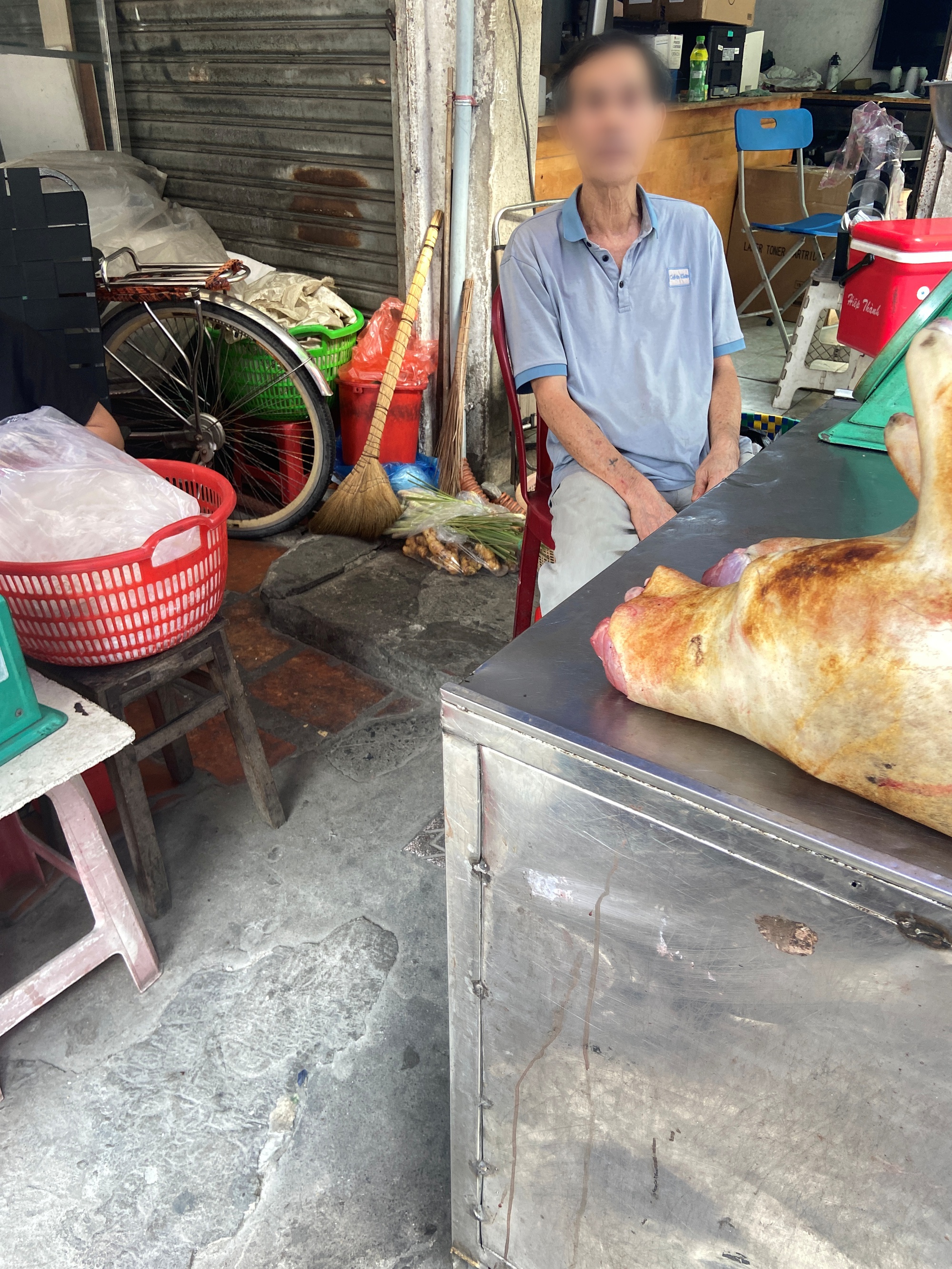 Cảnh tượng lạ tr&ecirc;n những "phố thịt ch&oacute;" một thời ở TP.HCM ng&agrave;y cuối năm- Ảnh 2.