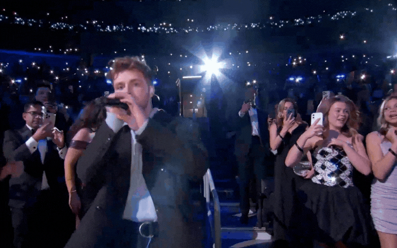 Nam ca sĩ v&ocirc; gia cư đổi đời bằng bản hit kỉ lục đứng đầu 10 tuần li&ecirc;n tiếp, s&acirc;n khấu debut Grammy khiến cả thế giới ngợi ca- Ảnh 3.