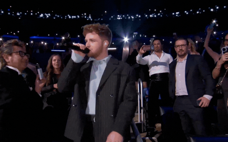 Nam ca sĩ v&ocirc; gia cư đổi đời bằng bản hit kỉ lục đứng đầu 10 tuần li&ecirc;n tiếp, s&acirc;n khấu debut Grammy khiến cả thế giới ngợi ca- Ảnh 2.