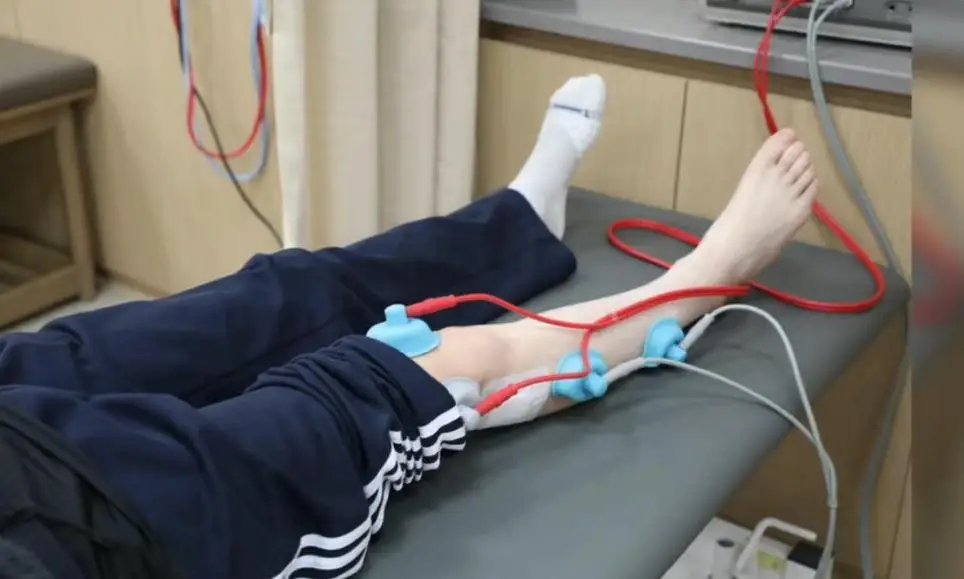 Nam sinh lớp 10 bỗng liệt nửa người v&igrave; th&oacute;i quen ngồi "vạn người m&ecirc;", b&aacute;c sĩ cảnh b&aacute;o: C&oacute; thể g&acirc;y t&agrave;n tật suốt đời- Ảnh 2.