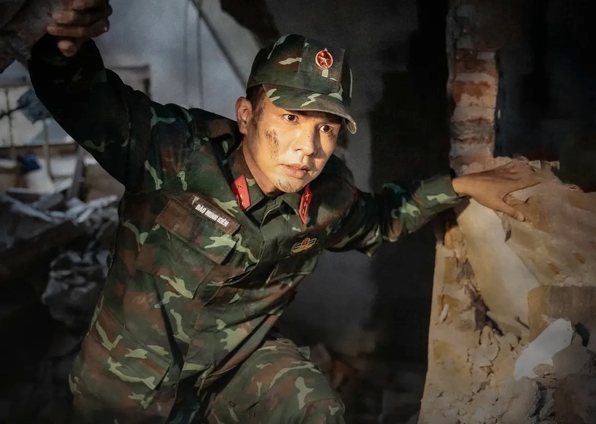 Phim Việt giờ v&agrave;ng mới chiếu đ&atilde; được khen hay như Hậu Duệ Mặt Trời, nam ch&iacute;nh mặc qu&acirc;n phục l&agrave; đẹp l&ecirc;n gấp tỷ lần- Ảnh 5.