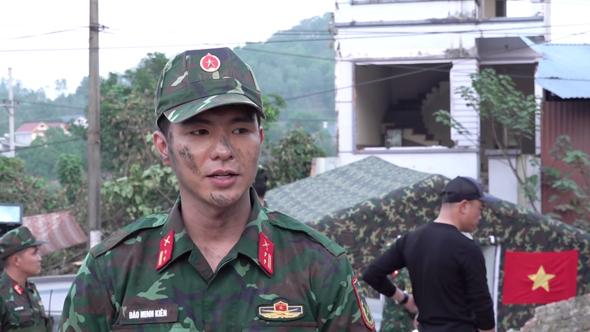 Phim Việt giờ v&agrave;ng mới chiếu đ&atilde; được khen hay như Hậu Duệ Mặt Trời, nam ch&iacute;nh mặc qu&acirc;n phục l&agrave; đẹp l&ecirc;n gấp tỷ lần- Ảnh 3.