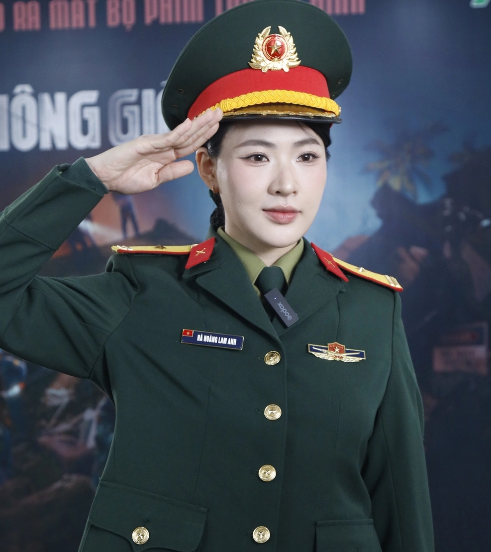 Phim Việt giờ v&agrave;ng mới chiếu đ&atilde; được khen hay như Hậu Duệ Mặt Trời, nam ch&iacute;nh mặc qu&acirc;n phục l&agrave; đẹp l&ecirc;n gấp tỷ lần- Ảnh 6.