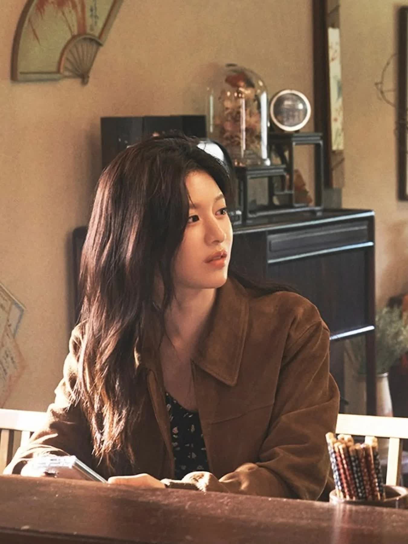 Đang tập văn nghệ cuối năm m&agrave; đồng nghiệp cứ d&aacute;n mắt v&agrave;o điện thoại, nữ nh&acirc;n vi&ecirc;n EQ cao n&oacute;i một c&acirc;u khiến đối phương vội xin lỗi- Ảnh 2.