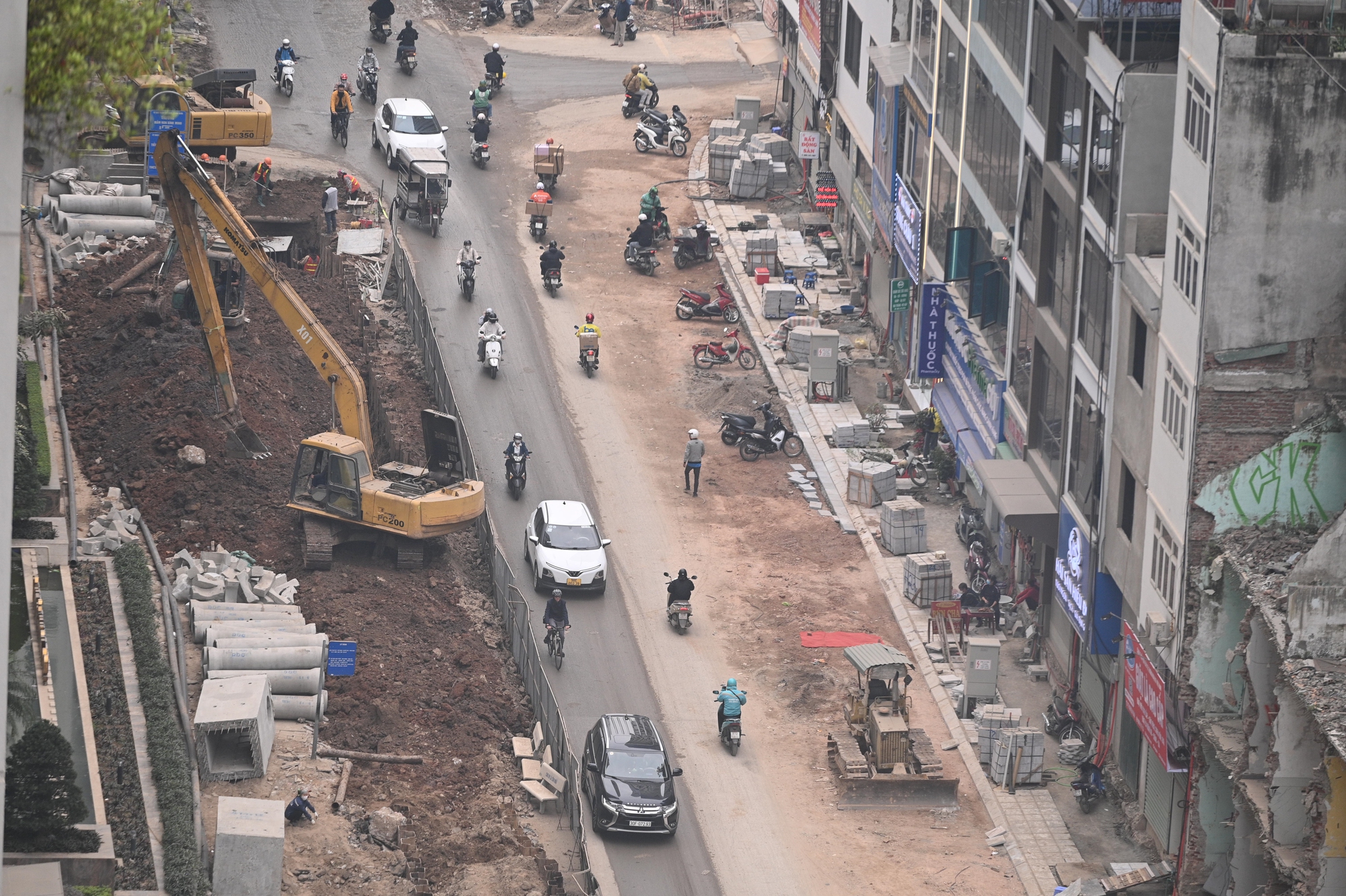 Sát Tết, đường Nguyễn Tuân vẫn ngổn ngang: Người dân Hà Nội "kêu trời" vì bụi mù kèm ùn tắc- Ảnh 10. Sát Tết, đường Nguyễn Tuân vẫn ngổn ngang: Người dân Hà Nội "kêu trời" vì bụi mù kèm ùn tắc- Ảnh 10.