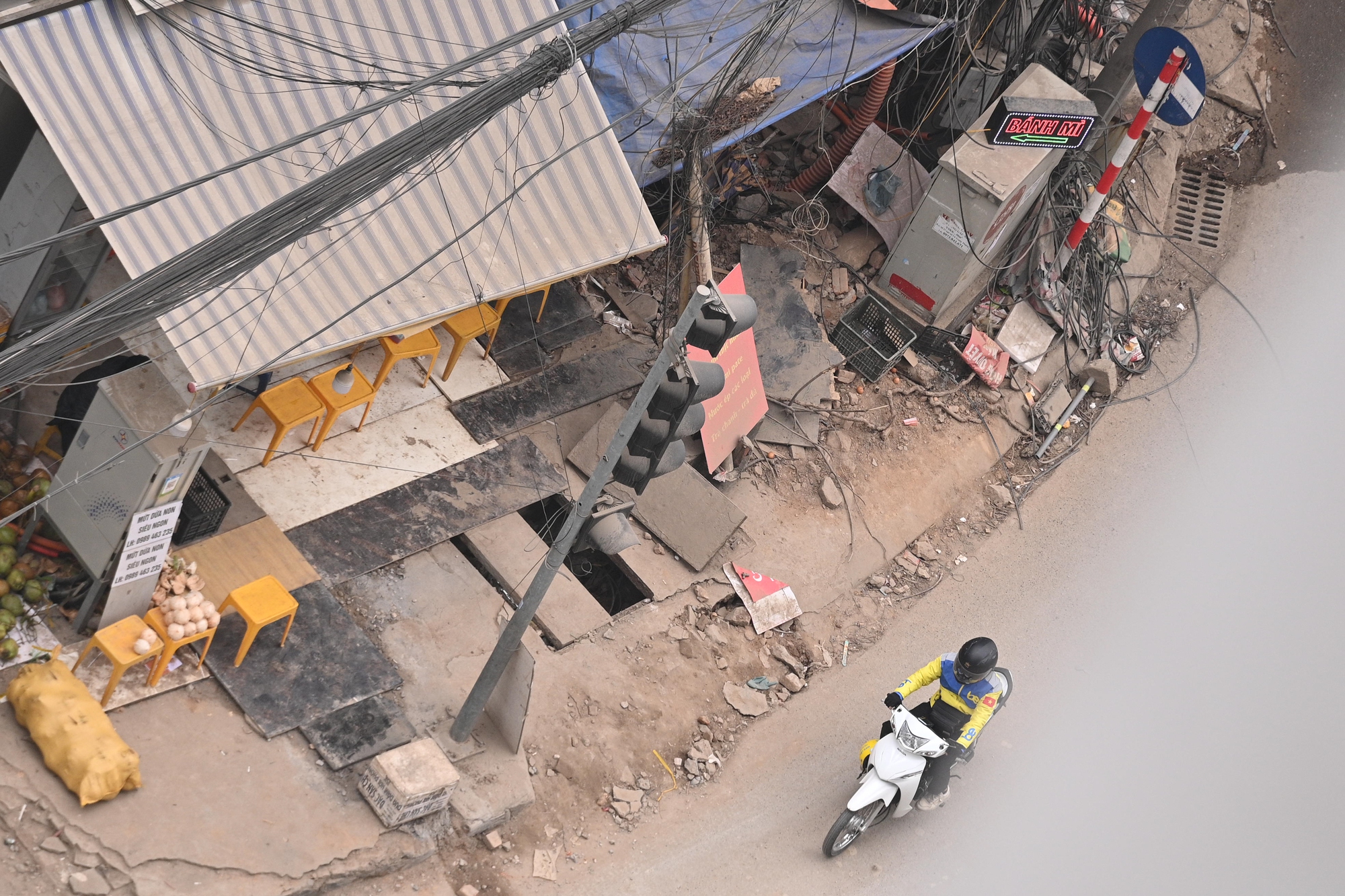 Sát Tết, đường Nguyễn Tuân vẫn ngổn ngang: Người dân Hà Nội "kêu trời" vì bụi mù kèm ùn tắc- Ảnh 8. Sát Tết, đường Nguyễn Tuân vẫn ngổn ngang: Người dân Hà Nội "kêu trời" vì bụi mù kèm ùn tắc- Ảnh 8.