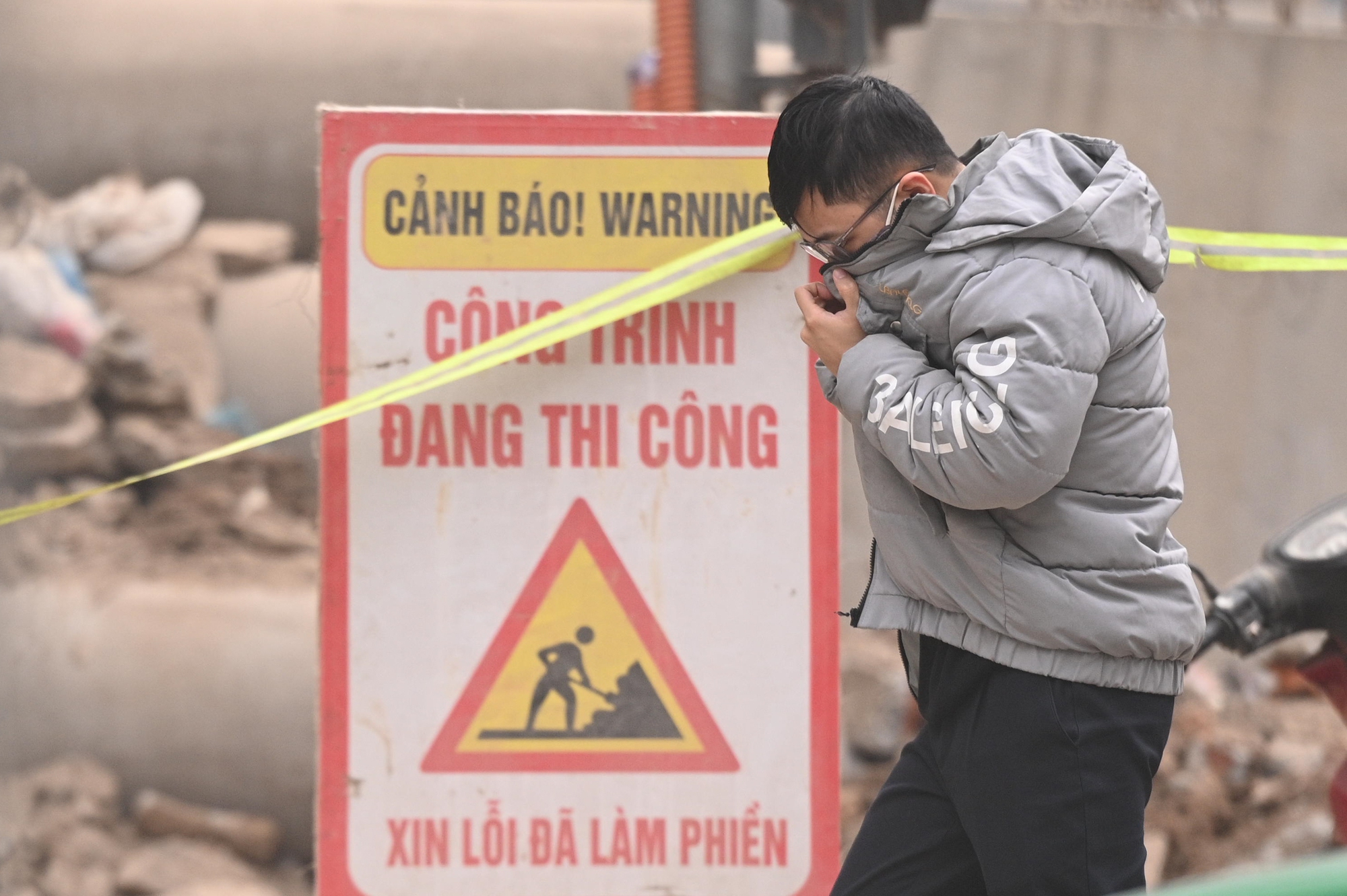 Sát Tết, đường Nguyễn Tuân vẫn ngổn ngang: Người dân Hà Nội "kêu trời" vì bụi mù kèm ùn tắc- Ảnh 9. Sát Tết, đường Nguyễn Tuân vẫn ngổn ngang: Người dân Hà Nội "kêu trời" vì bụi mù kèm ùn tắc- Ảnh 9.