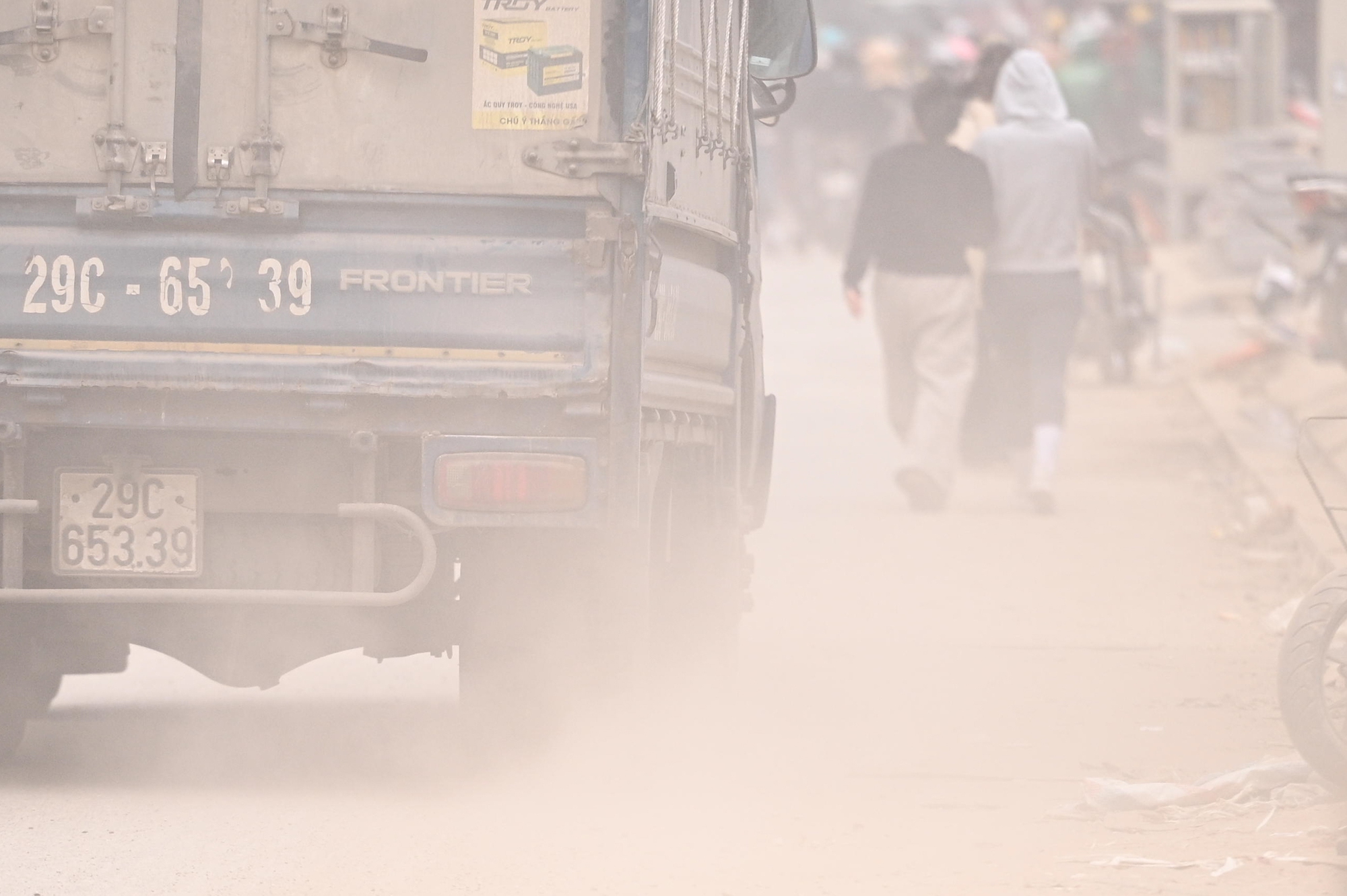 Sát Tết, đường Nguyễn Tuân vẫn ngổn ngang: Người dân Hà Nội "kêu trời" vì bụi mù kèm ùn tắc- Ảnh 3. Sát Tết, đường Nguyễn Tuân vẫn ngổn ngang: Người dân Hà Nội "kêu trời" vì bụi mù kèm ùn tắc- Ảnh 3.
