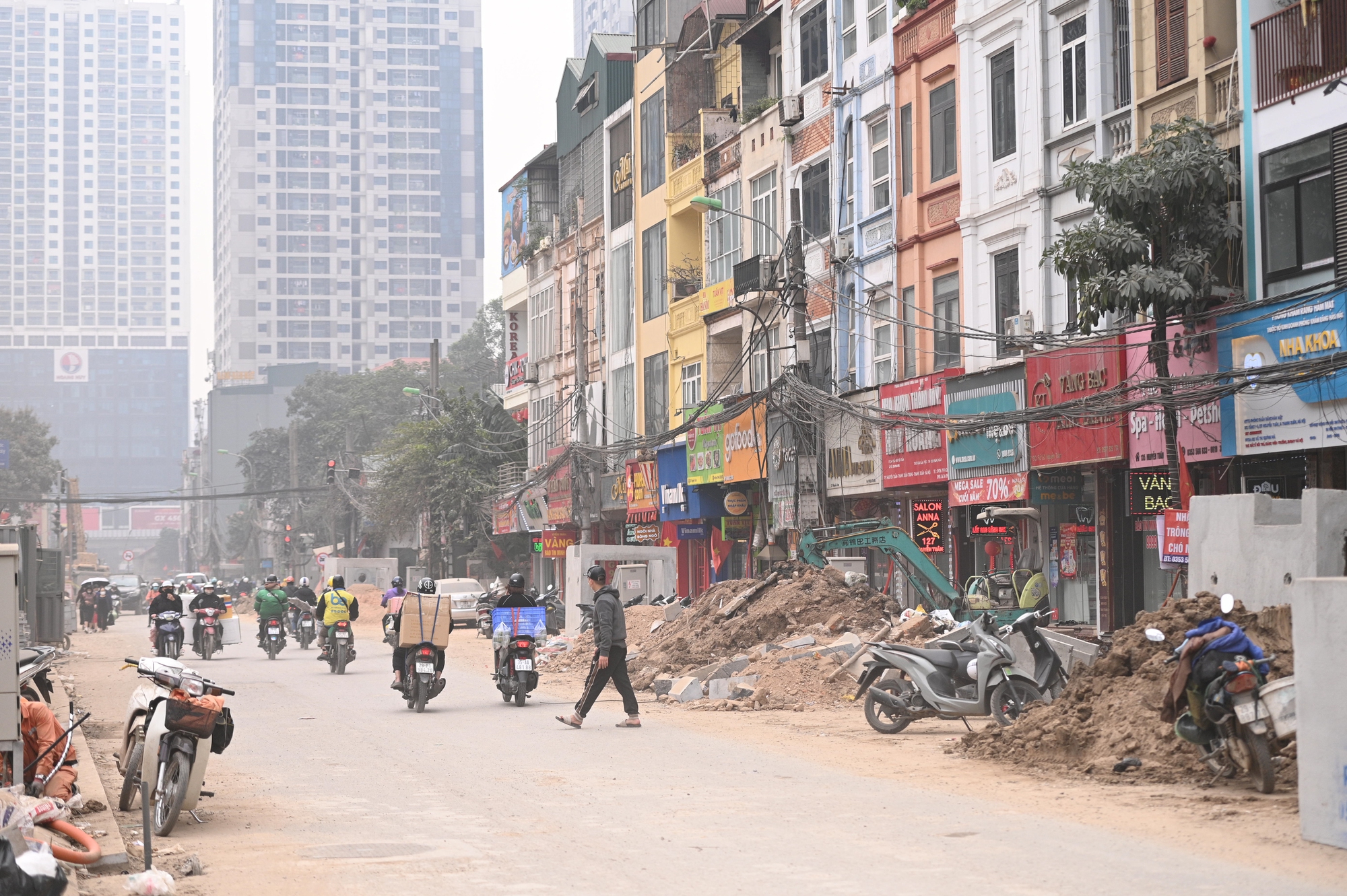 Sát Tết, đường Nguyễn Tuân vẫn ngổn ngang: Người dân Hà Nội "kêu trời" vì bụi mù kèm ùn tắc- Ảnh 6. Sát Tết, đường Nguyễn Tuân vẫn ngổn ngang: Người dân Hà Nội "kêu trời" vì bụi mù kèm ùn tắc- Ảnh 6.