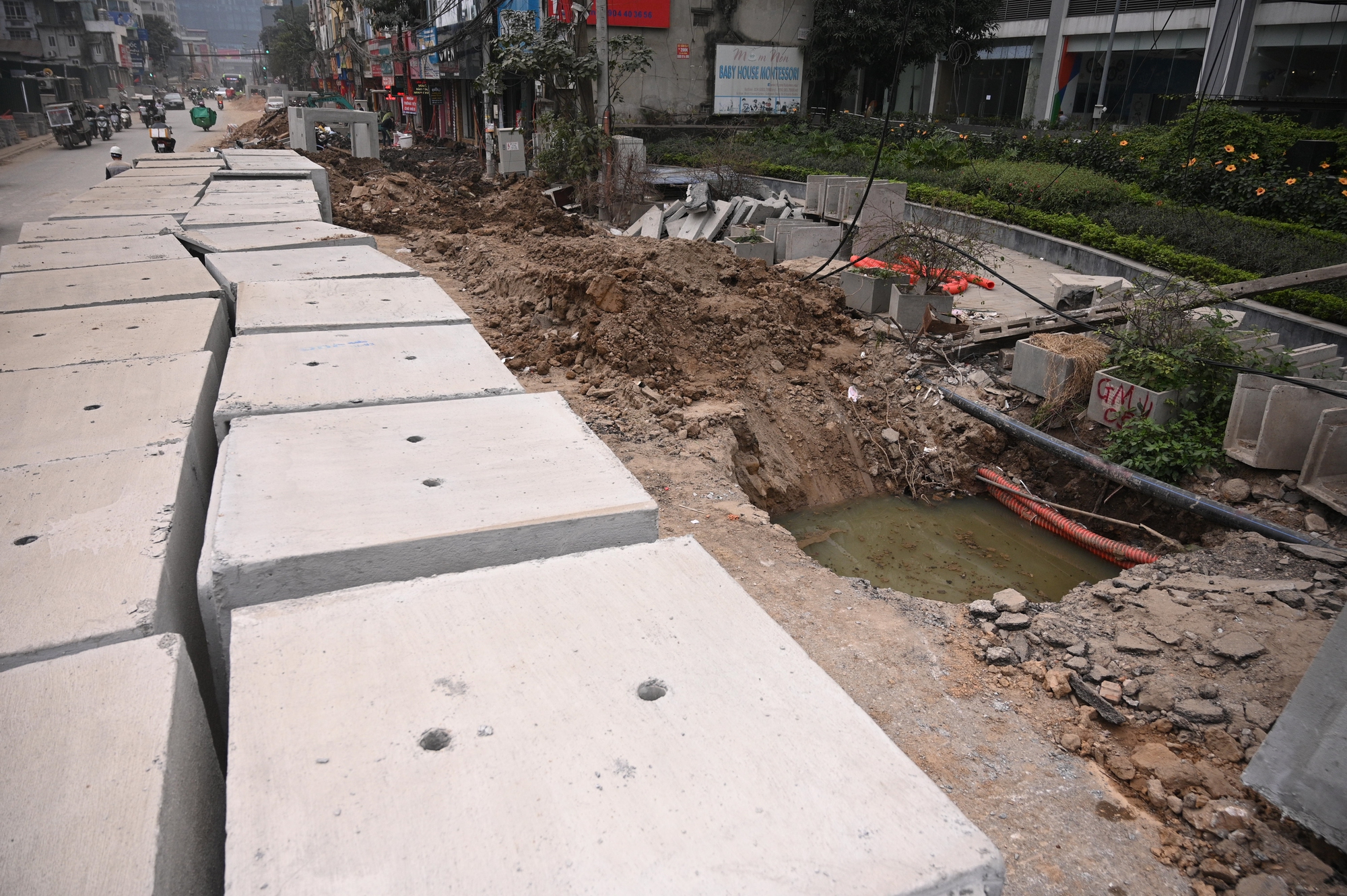 Sát Tết, đường Nguyễn Tuân vẫn ngổn ngang: Người dân Hà Nội "kêu trời" vì bụi mù kèm ùn tắc- Ảnh 5. Sát Tết, đường Nguyễn Tuân vẫn ngổn ngang: Người dân Hà Nội "kêu trời" vì bụi mù kèm ùn tắc- Ảnh 5.