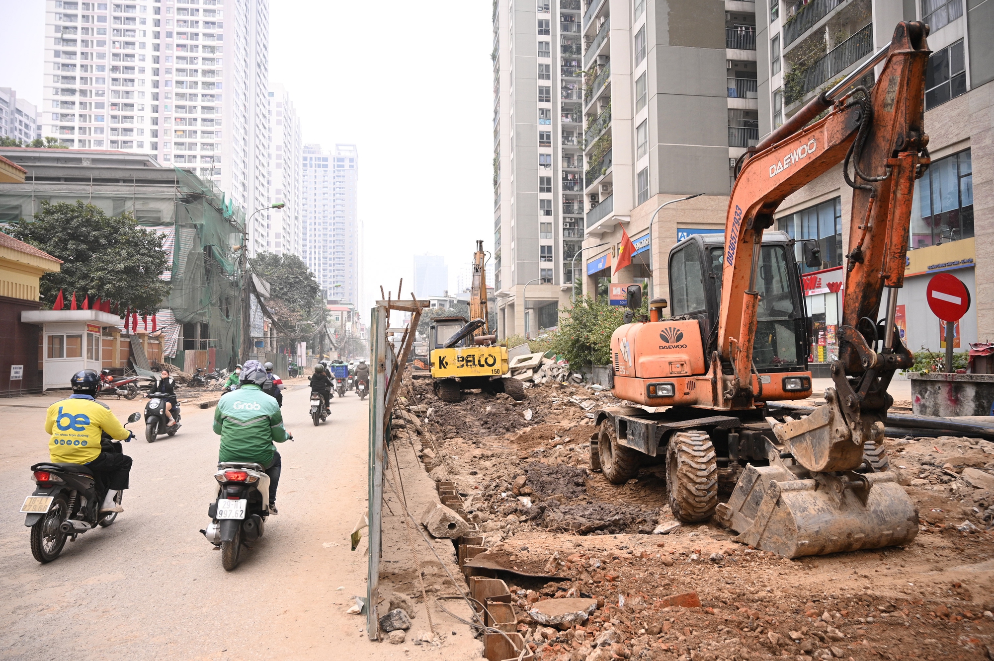 Sát Tết, đường Nguyễn Tuân vẫn ngổn ngang: Người dân Hà Nội "kêu trời" vì bụi mù kèm ùn tắc- Ảnh 1. Sát Tết, đường Nguyễn Tuân vẫn ngổn ngang: Người dân Hà Nội "kêu trời" vì bụi mù kèm ùn tắc- Ảnh 1.