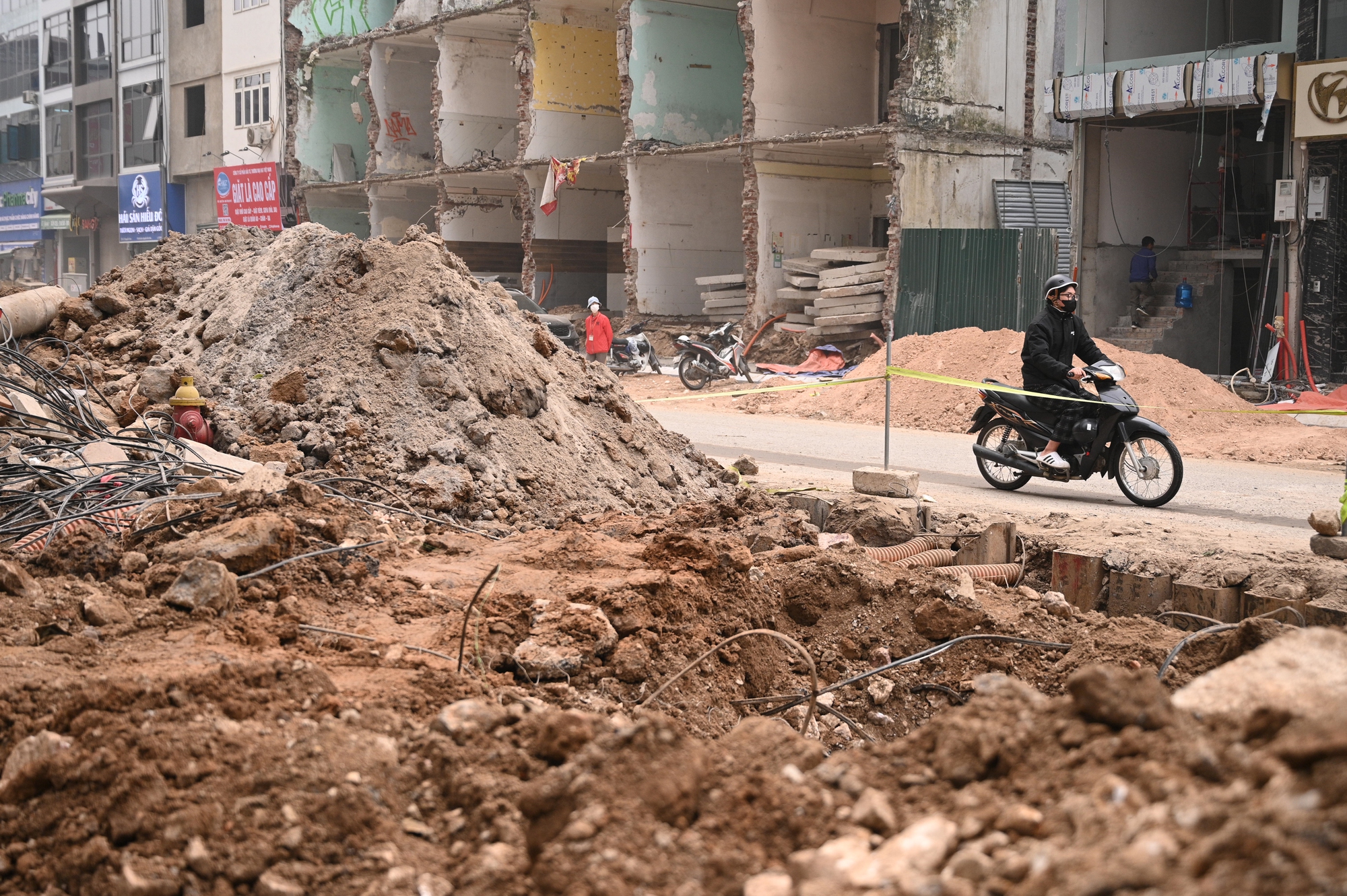 Sát Tết, đường Nguyễn Tuân vẫn ngổn ngang: Người dân Hà Nội "kêu trời" vì bụi mù kèm ùn tắc- Ảnh 7. Sát Tết, đường Nguyễn Tuân vẫn ngổn ngang: Người dân Hà Nội "kêu trời" vì bụi mù kèm ùn tắc- Ảnh 7.