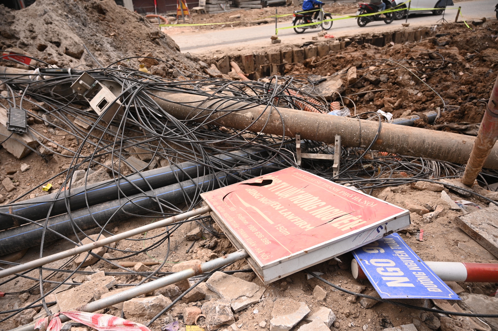 Sát Tết, đường Nguyễn Tuân vẫn ngổn ngang: Người dân Hà Nội "kêu trời" vì bụi mù kèm ùn tắc- Ảnh 11. Sát Tết, đường Nguyễn Tuân vẫn ngổn ngang: Người dân Hà Nội "kêu trời" vì bụi mù kèm ùn tắc- Ảnh 11.