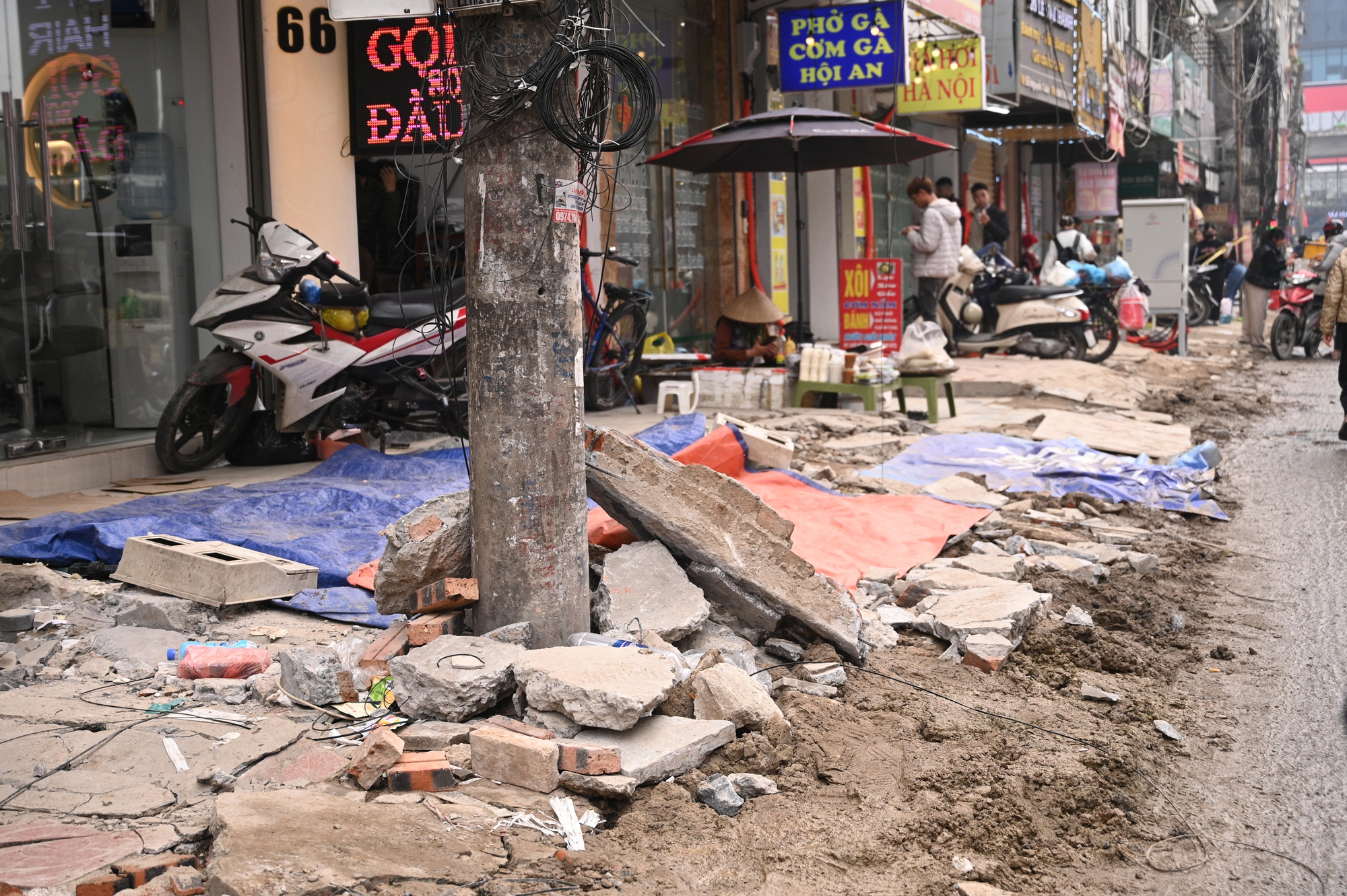 Sát Tết, đường Nguyễn Tuân vẫn ngổn ngang: Người dân Hà Nội "kêu trời" vì bụi mù kèm ùn tắc- Ảnh 14. Sát Tết, đường Nguyễn Tuân vẫn ngổn ngang: Người dân Hà Nội "kêu trời" vì bụi mù kèm ùn tắc- Ảnh 14.