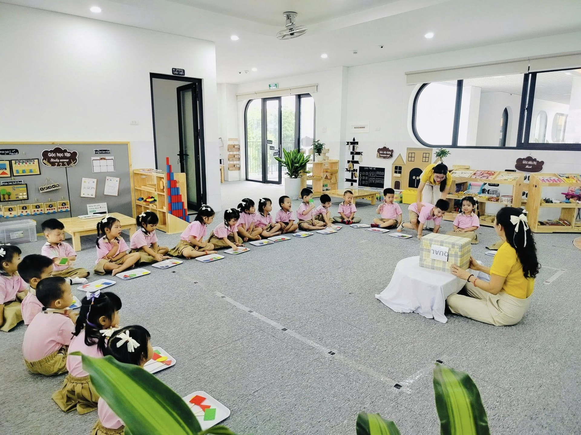 Nh&igrave;n cơ sở vật chất HO&Agrave;NH TR&Aacute;NG, to rộng cỡ n&agrave;y, ai m&agrave; nghĩ được: Đ&acirc;y chỉ l&agrave; một trường mầm non c&ocirc;ng lập!- Ảnh 3.