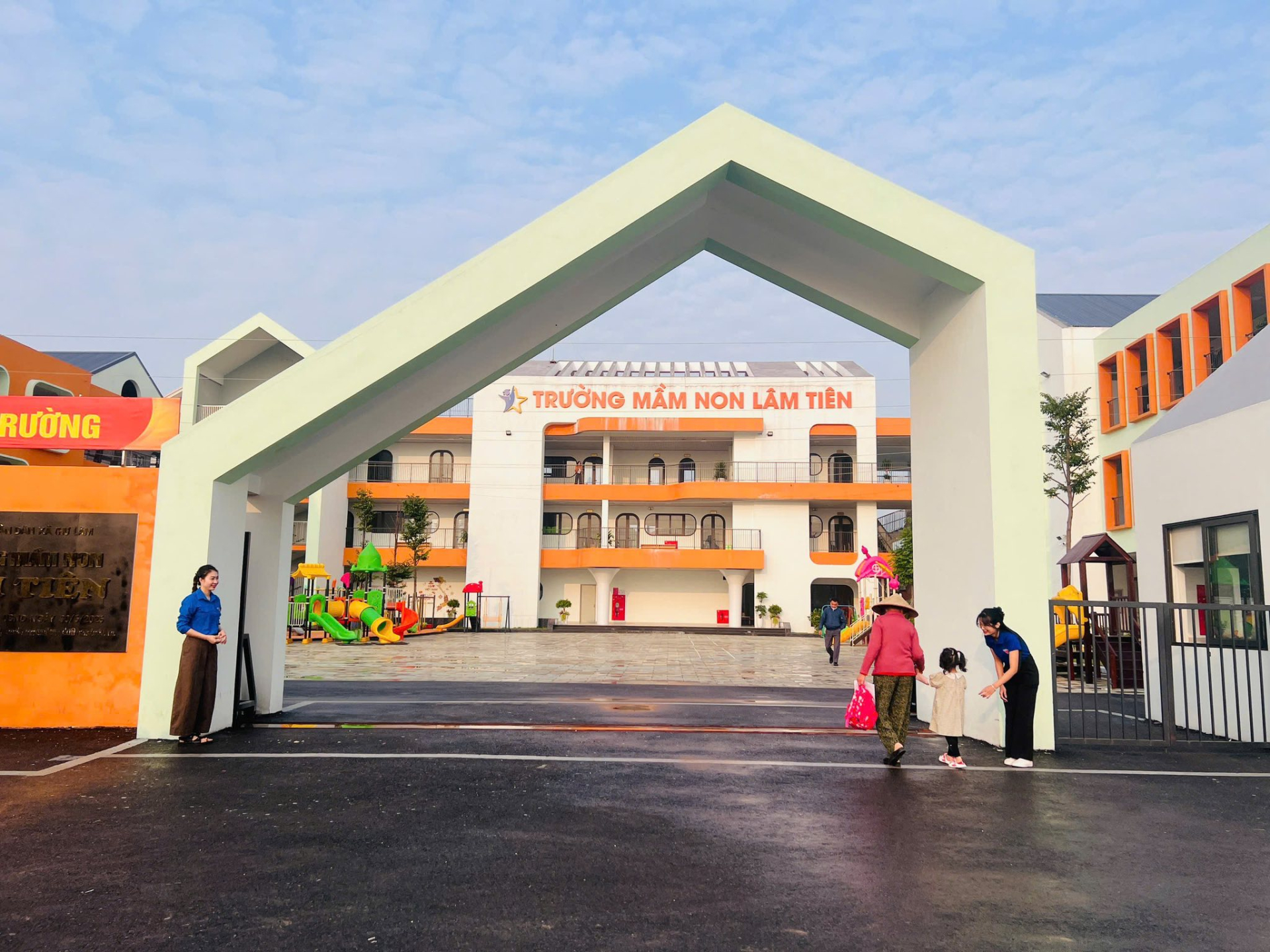 Nh&igrave;n cơ sở vật chất HO&Agrave;NH TR&Aacute;NG, to rộng cỡ n&agrave;y, ai m&agrave; nghĩ được: Đ&acirc;y chỉ l&agrave; một trường mầm non c&ocirc;ng lập!- Ảnh 1.