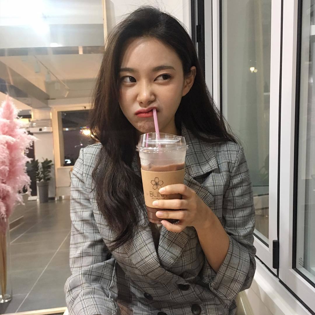 Đang tập văn nghệ cuối năm m&agrave; đồng nghiệp cứ d&aacute;n mắt v&agrave;o điện thoại, nữ nh&acirc;n vi&ecirc;n EQ cao n&oacute;i một c&acirc;u khiến đối phương vội xin lỗi- Ảnh 1.