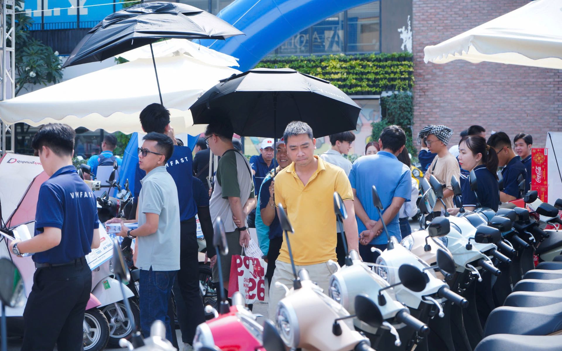 Chuỗi sự kiện "Đổi xăng lấy điện": Kh&aacute;ch h&agrave;ng 3 miền ồ ạt xuống tiền chốt xe m&aacute;y điện VinFast- Ảnh 1.