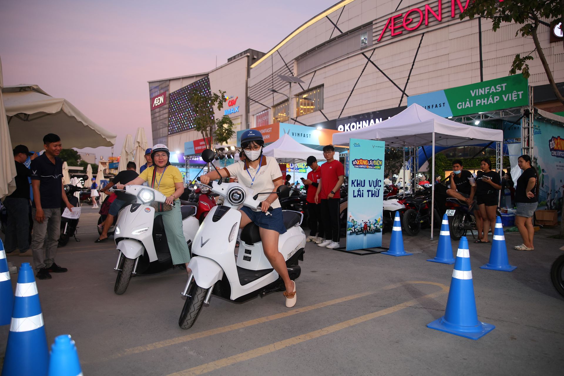 Chuỗi sự kiện "Đổi xăng lấy điện": Kh&aacute;ch h&agrave;ng 3 miền ồ ạt xuống tiền chốt xe m&aacute;y điện VinFast- Ảnh 2.