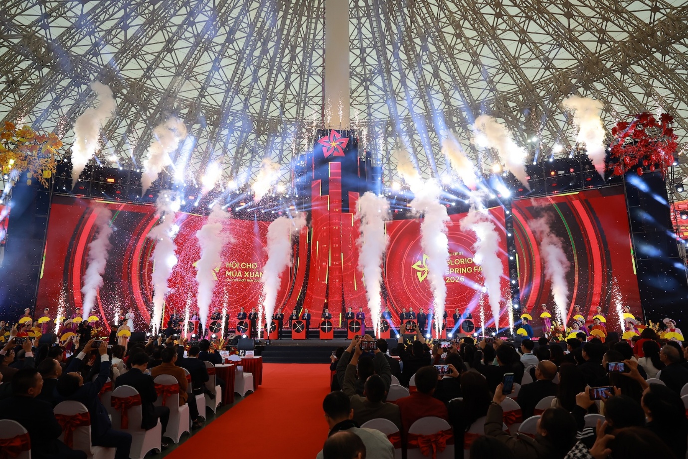 Hàng vạn du khách đổ về VEC trong ngày đầu khai mạc Hội chợ Mùa Xuân 2026- Ảnh 1. Hàng vạn du khách đổ về VEC trong ngày đầu khai mạc Hội chợ Mùa Xuân 2026- Ảnh 1.