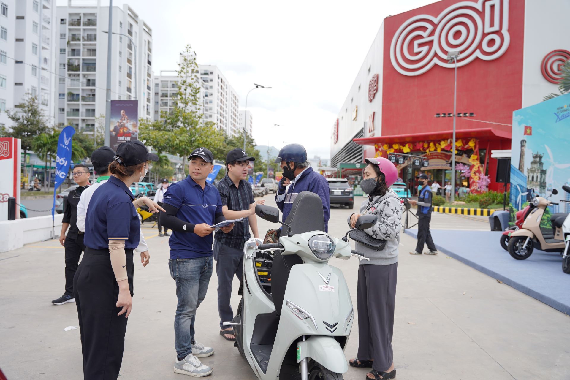 Chuỗi sự kiện "Đổi xăng lấy điện": Kh&aacute;ch h&agrave;ng 3 miền ồ ạt xuống tiền chốt xe m&aacute;y điện VinFast- Ảnh 3.