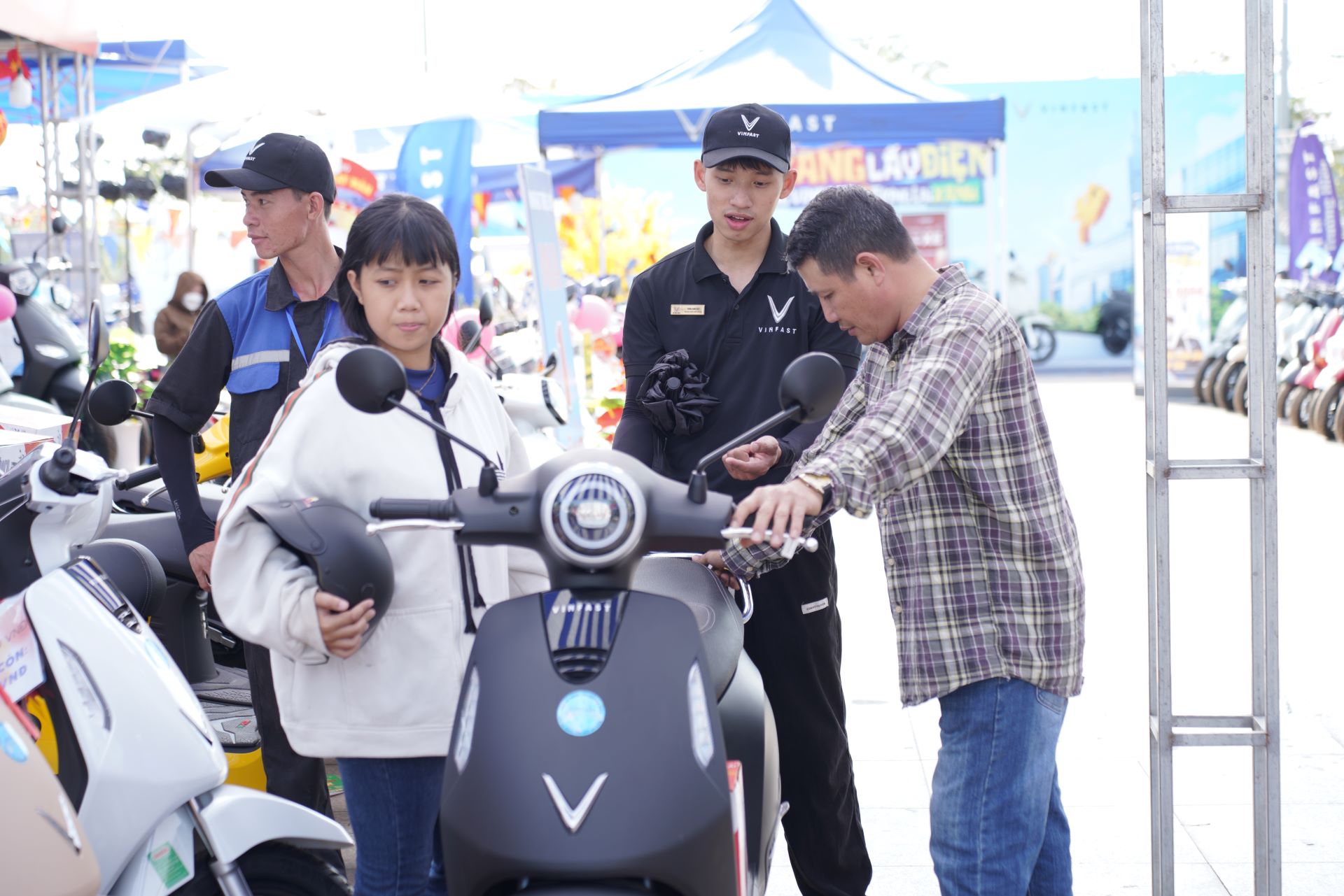 Chuỗi sự kiện "Đổi xăng lấy điện": Kh&aacute;ch h&agrave;ng 3 miền ồ ạt xuống tiền chốt xe m&aacute;y điện VinFast- Ảnh 4.