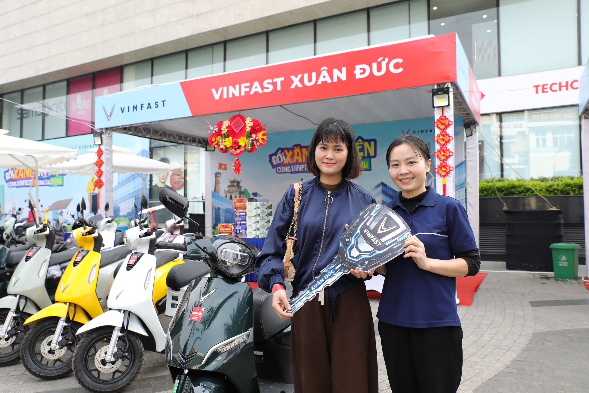 Chuỗi sự kiện "Đổi xăng lấy điện": Kh&aacute;ch h&agrave;ng 3 miền ồ ạt xuống tiền chốt xe m&aacute;y điện VinFast- Ảnh 5.