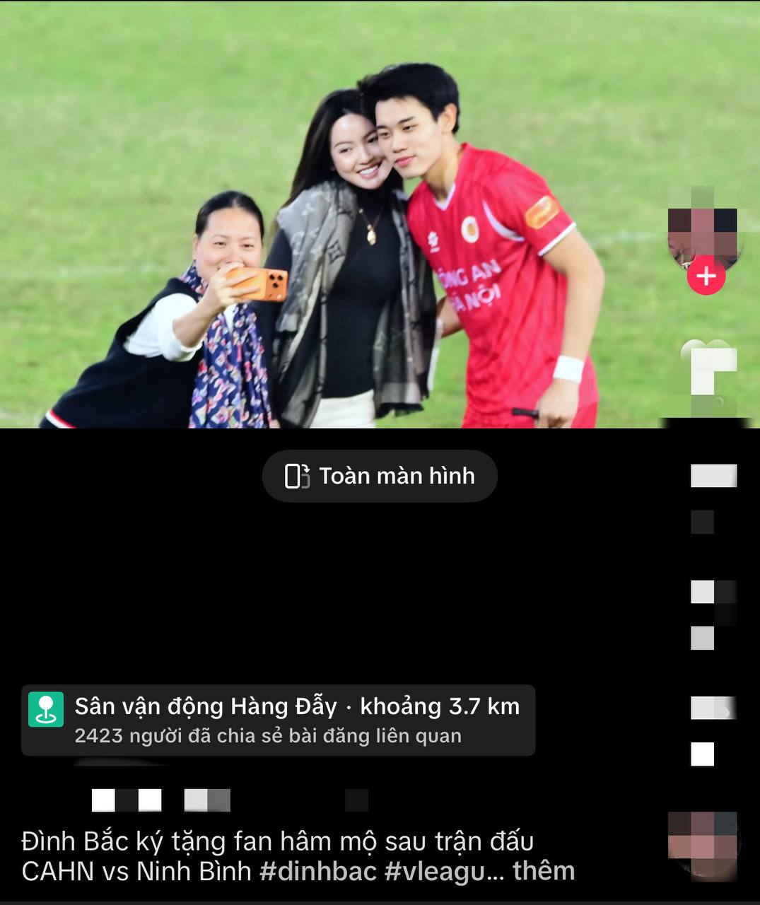 Đình Bắc hot đến mức Chu Thanh Huyền - vợ Quang Hải cũng phải xuống sân xin chụp ảnh cùng- Ảnh 1. Đình Bắc hot đến mức Chu Thanh Huyền - vợ Quang Hải cũng phải xuống sân xin chụp ảnh cùng- Ảnh 1.