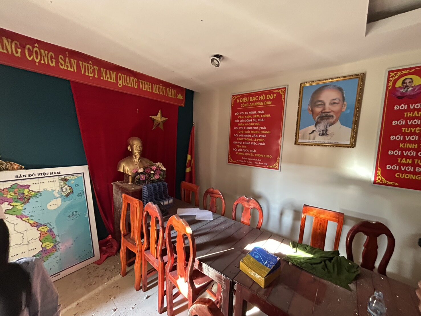 Choáng váng với hình ảnh bên trong sào huyệt lừa đảo tại Campuchia: Khung cảnh dàn dựng quá tinh vi- Ảnh 1. Choáng váng với hình ảnh bên trong sào huyệt lừa đảo tại Campuchia: Khung cảnh dàn dựng quá tinh vi- Ảnh 1.