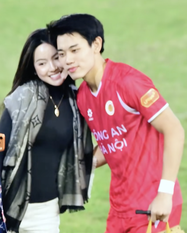 Đình Bắc hot đến mức Chu Thanh Huyền - vợ Quang Hải cũng phải xuống sân xin chụp ảnh cùng- Ảnh 3. Đình Bắc hot đến mức Chu Thanh Huyền - vợ Quang Hải cũng phải xuống sân xin chụp ảnh cùng- Ảnh 3.