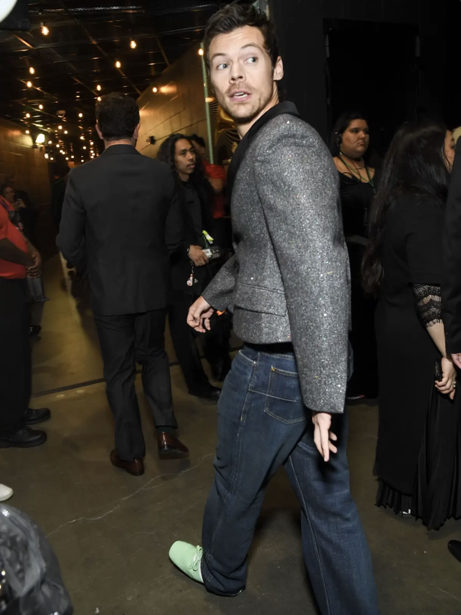 Nam ca sĩ chuyên mặc váy gây tranh cãi, đến khi mặc quần lại khiến dân tình nhớ nhung- Ảnh 8. Nam ca sĩ chuyên mặc váy gây tranh cãi, đến khi mặc quần lại khiến dân tình nhớ nhung- Ảnh 8.