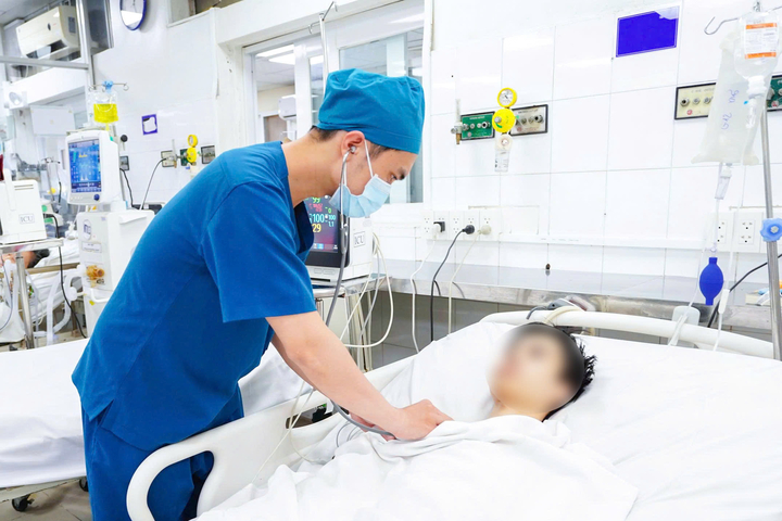 Nam sinh nguy kịch do biến chứng hiếm gặp của sốt xuất huyết- Ảnh 1.