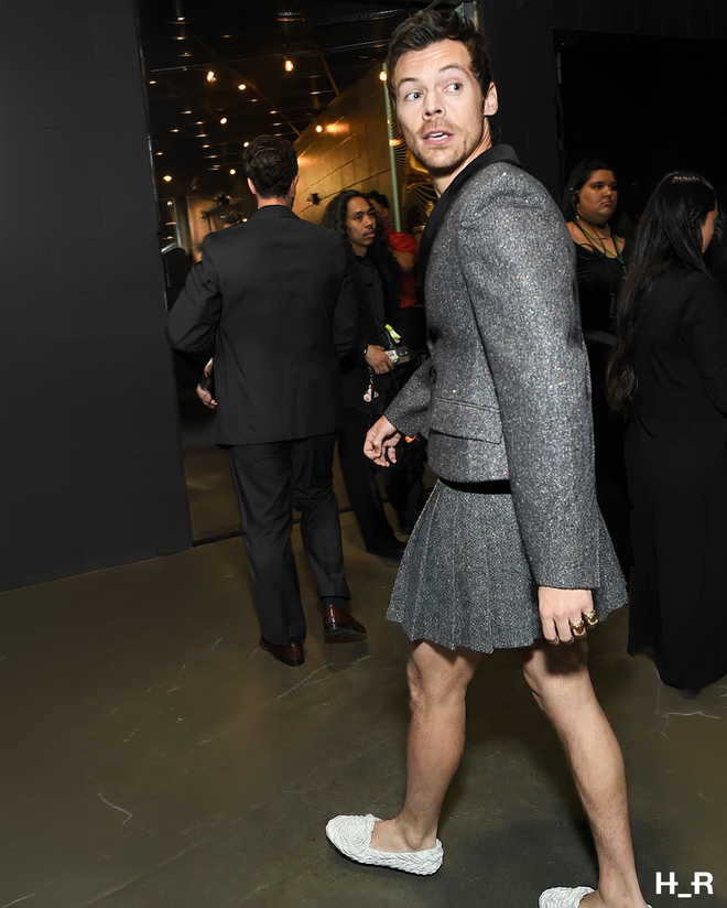 Nam ca sĩ chuyên mặc váy gây tranh cãi, đến khi mặc quần lại khiến dân tình nhớ nhung- Ảnh 9. Nam ca sĩ chuyên mặc váy gây tranh cãi, đến khi mặc quần lại khiến dân tình nhớ nhung- Ảnh 9.