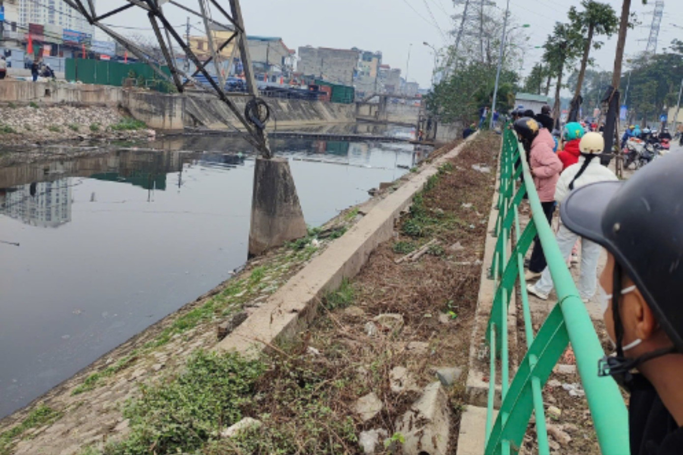 H&agrave; Nội: Ph&aacute;t hiện thi thể người nổi tr&ecirc;n s&ocirc;ng T&ocirc; Lịch- Ảnh 1.