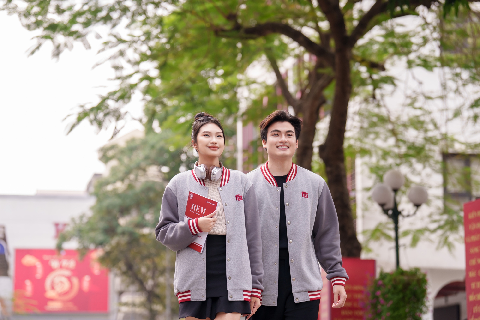 Ngôi trường được mệnh danh "Harvard Việt Nam" gây chú ý khi tặng áo khoác mới SANG - XỊN cho toàn bộ sinh viên- Ảnh 2. Ngôi trường được mệnh danh "Harvard Việt Nam" gây chú ý khi tặng áo khoác mới SANG - XỊN cho toàn bộ sinh viên- Ảnh 2.