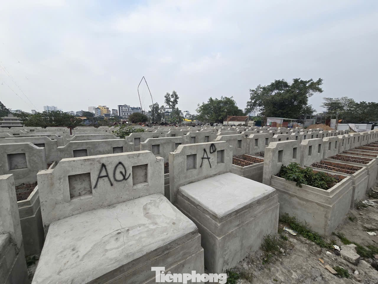 Hơn 300 ng&ocirc;i mộ kh&ocirc;ng c&oacute; th&ocirc;ng tin ở H&agrave; Nội: Chi tiết g&acirc;y bất ngờ- Ảnh 2.