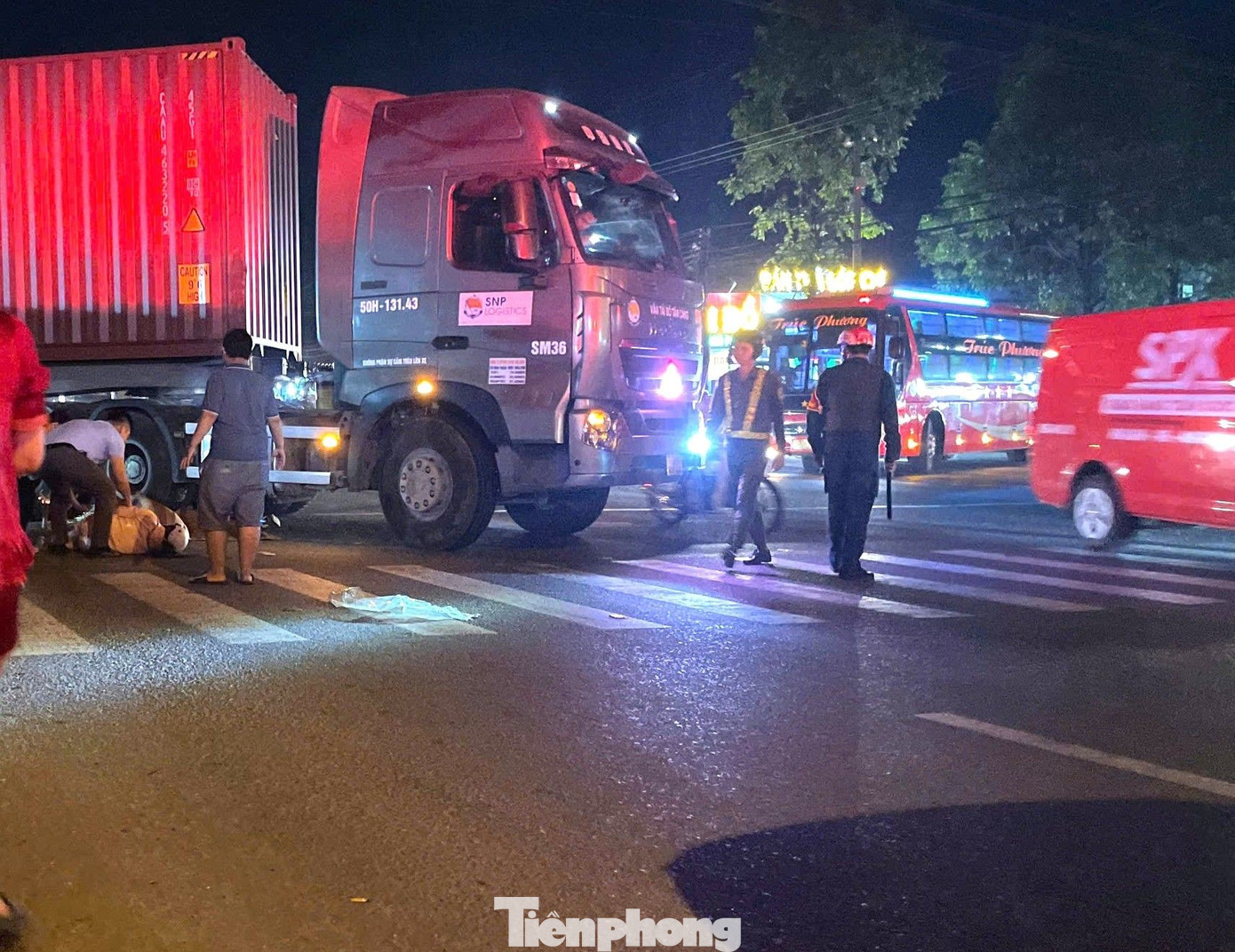 Nữ c&ocirc;ng nh&acirc;n tử vong dưới b&aacute;nh xe đầu k&eacute;o container- Ảnh 1.