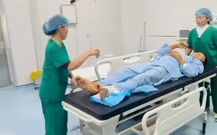 Phẫu thuật xuy&ecirc;n trưa cứu bệnh nh&acirc;n bị m&aacute;y cưa gỗ cắt đứt ch&acirc;n- Ảnh 1.