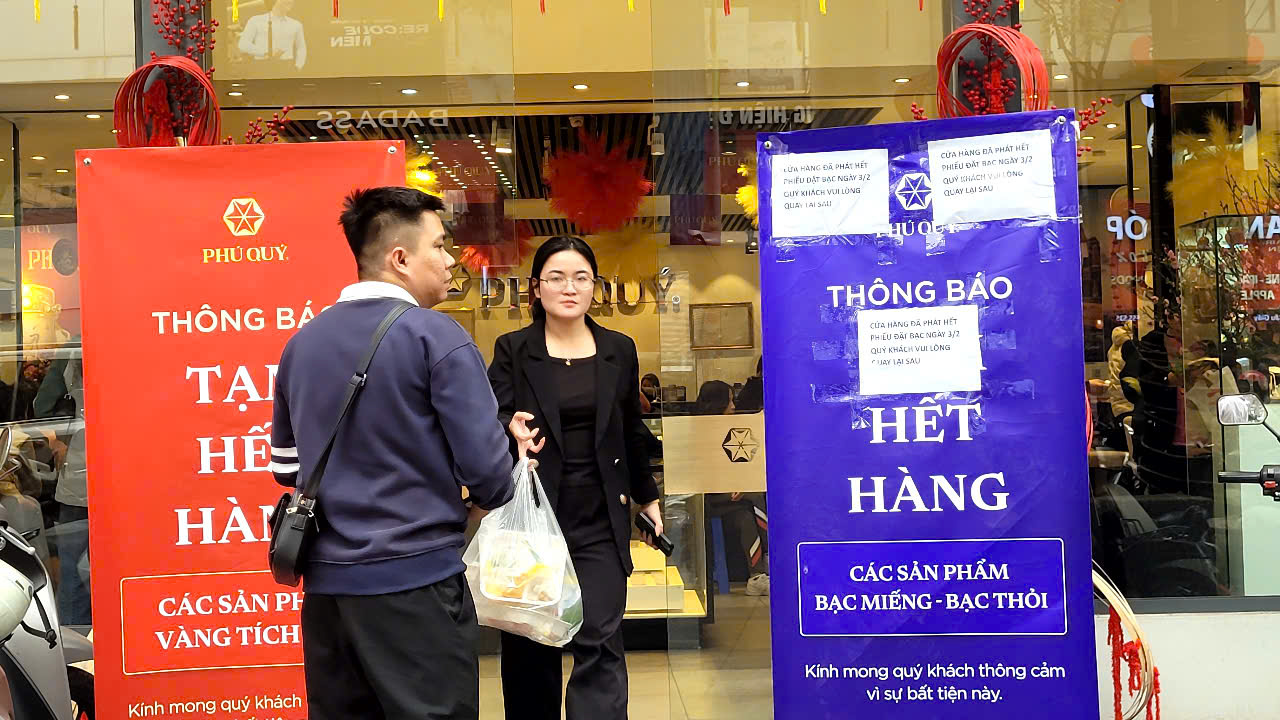 Cửa h&agrave;ng ra th&ocirc;ng b&aacute;o hết h&agrave;ng, cả trăm người vẫn ngồi đợi mua v&agrave;ng, bạc- Ảnh 2.