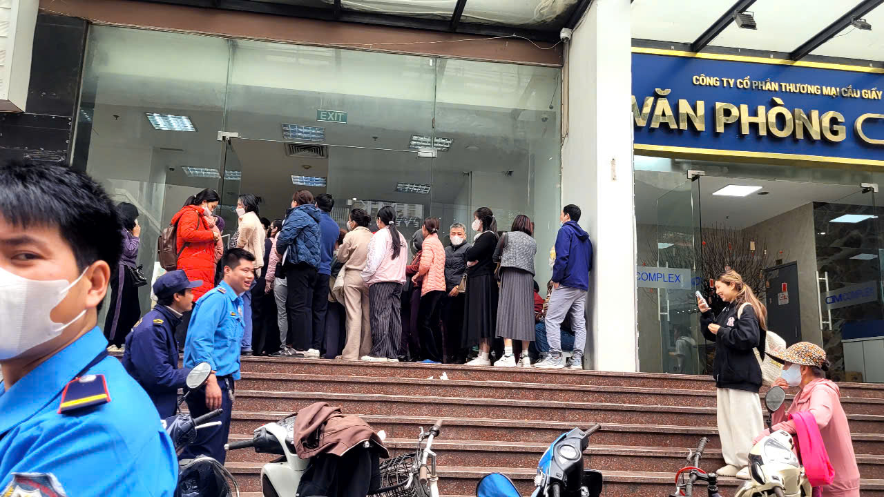 Cửa h&agrave;ng ra th&ocirc;ng b&aacute;o hết h&agrave;ng, cả trăm người vẫn ngồi đợi mua v&agrave;ng, bạc- Ảnh 3.