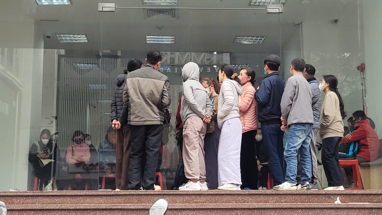 Cửa h&agrave;ng ra th&ocirc;ng b&aacute;o hết h&agrave;ng, cả trăm người vẫn ngồi đợi mua v&agrave;ng, bạc- Ảnh 5.