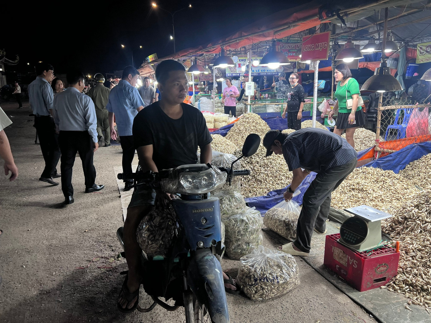 Lạc lối ở chợ đầu mối, săn sản vật 'ngon, size khủng' với gi&aacute; rẻ kh&ocirc;ng tưởng về ăn Tết- Ảnh 19.