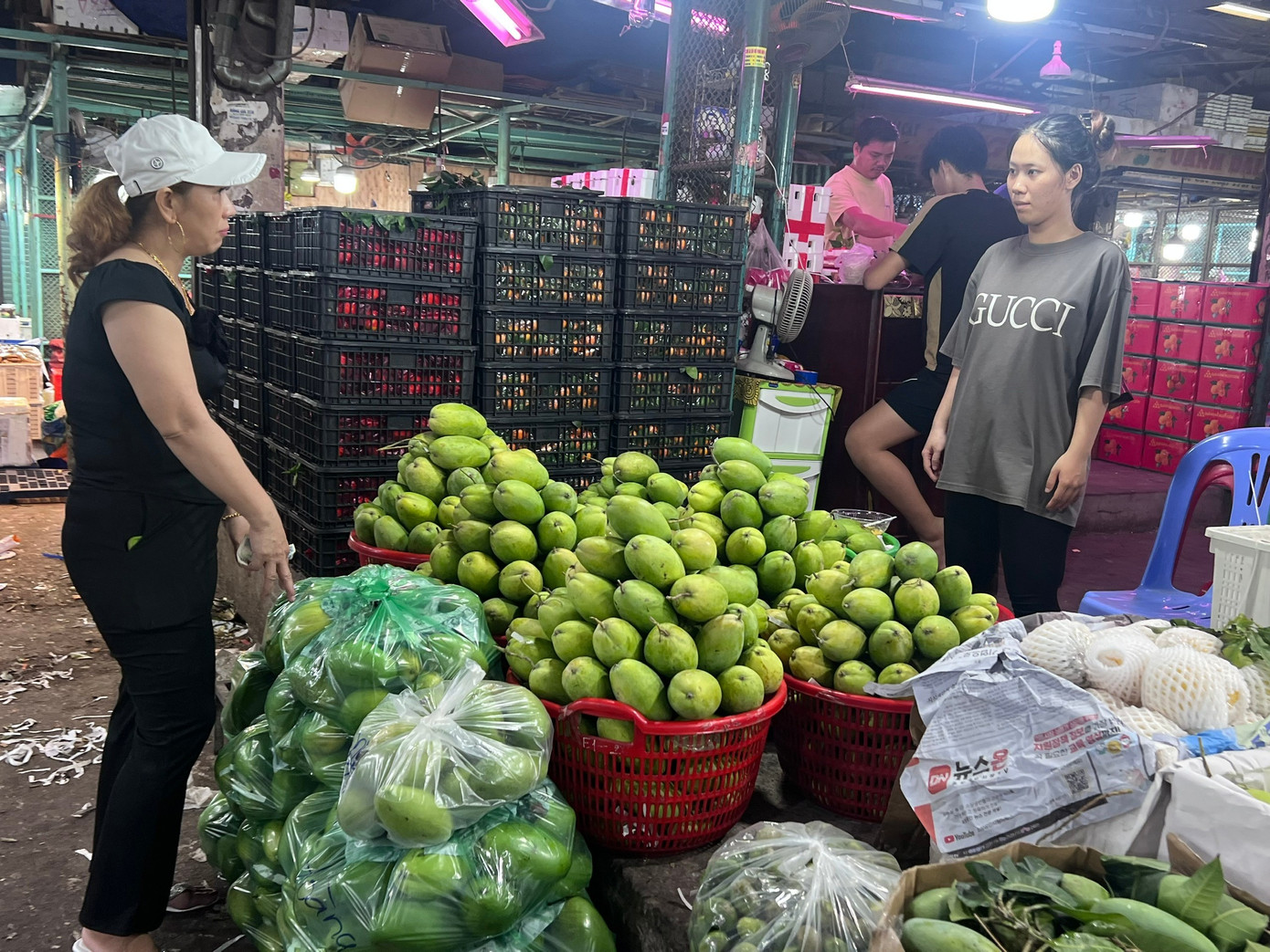 Lạc lối ở chợ đầu mối, săn sản vật 'ngon, size khủng' với gi&aacute; rẻ kh&ocirc;ng tưởng về ăn Tết- Ảnh 24.