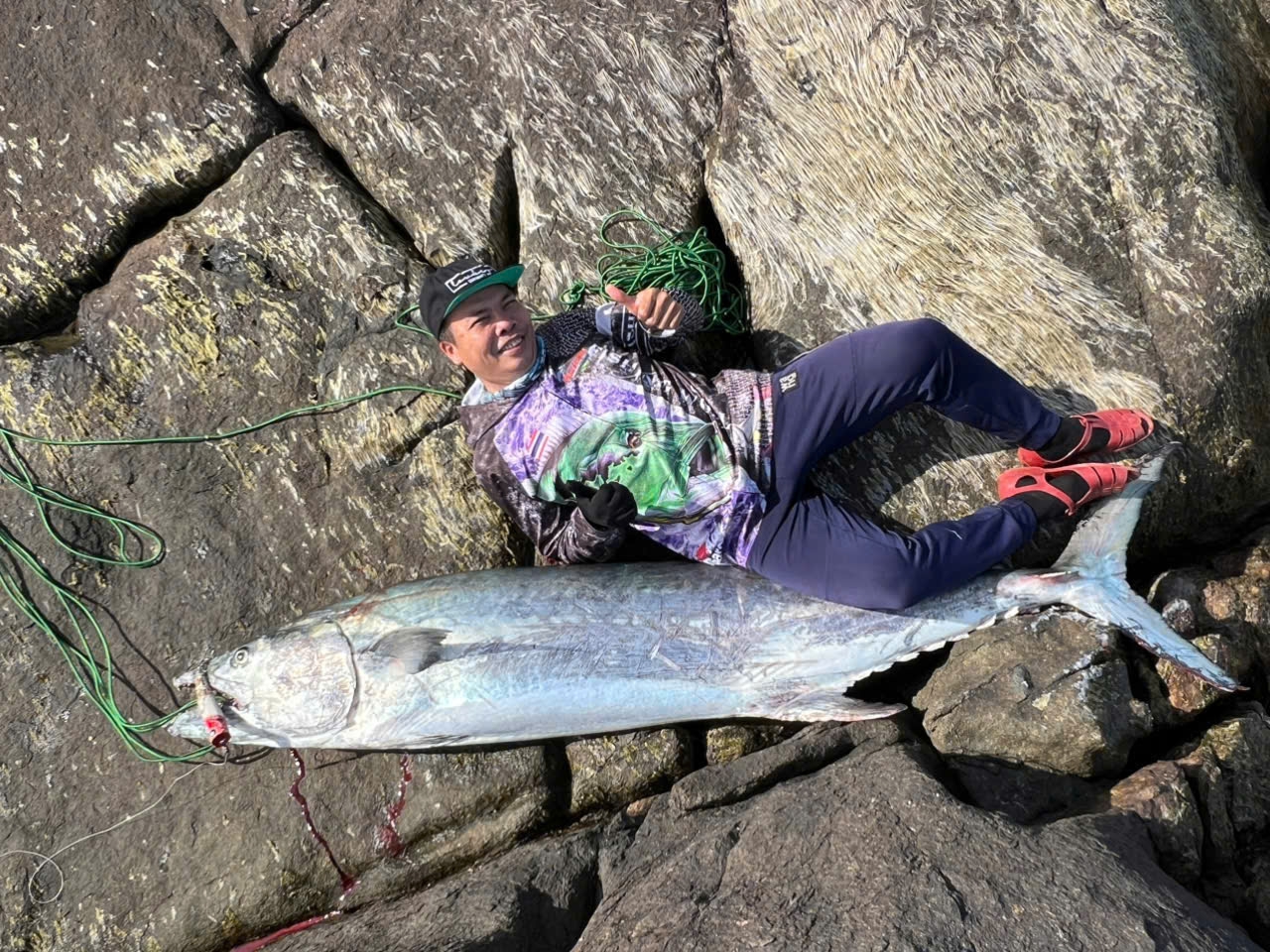 Người đ&agrave;n &ocirc;ng Đ&agrave; Nẵng c&acirc;u được "thủy qu&aacute;i" nặng 63kg, phải khi&ecirc;ng hơn 300m đường n&uacute;i để đưa l&ecirc;n bờ- Ảnh 1.