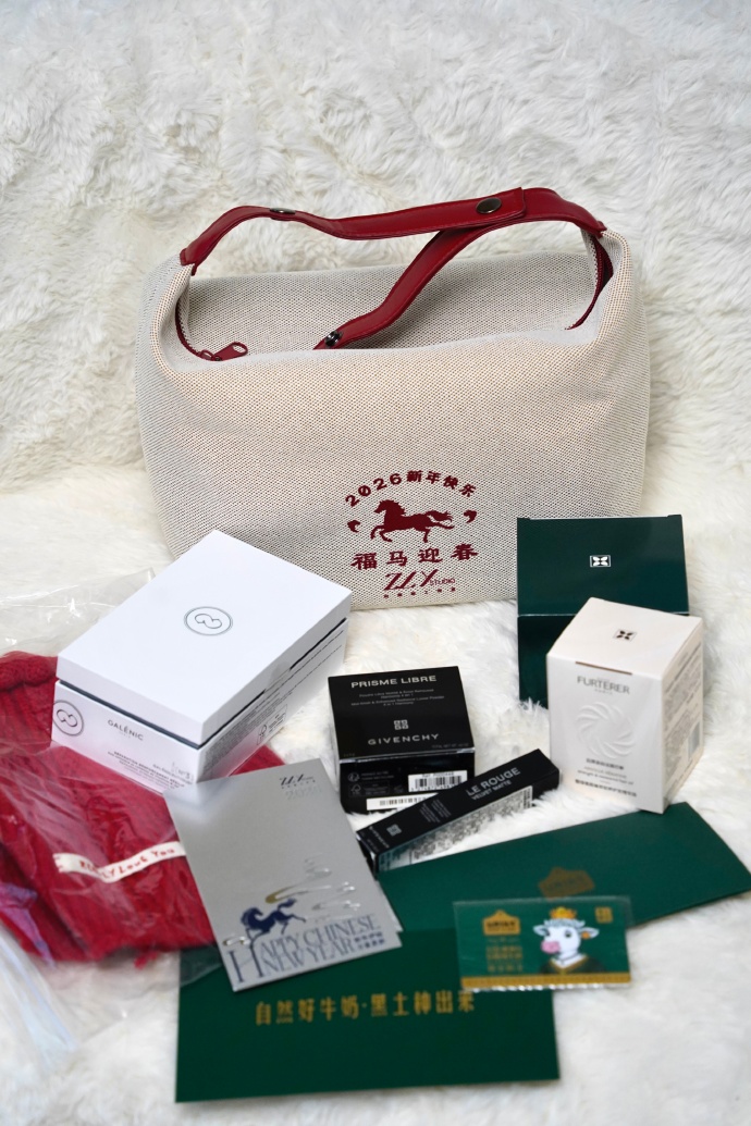 "Đập hộp" qu&agrave; Tết soi đẳng cấp sao Cbiz: Ti&ecirc;u Chiến - Triệu Lệ Dĩnh xa xỉ, Lộc H&agrave;m thế n&agrave;o m&agrave; bị b&agrave;n t&aacute;n- Ảnh 6.